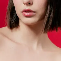 Saat bibir terasa terbakar, perih, atau menyengat setelah memakai lip balm, lipstik, atau produk perawatan bibir lainnya, itu tanda bahwa produk tersebut mengiritasi kulit bibir. (foto/dok: freepik)