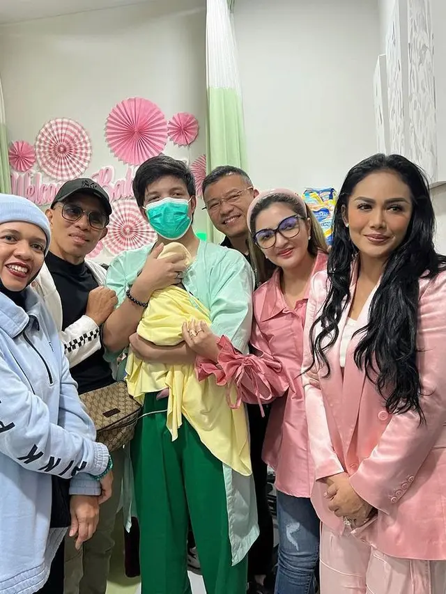 Potret  Atta Halilintar menggendong buah hati ditemani keluarga besar (Sumber: Instagram/@genifaruk, Instagram/@halilintarasmid, Instagram/@ananghijau, Instagram/@krisdayantilemos, Instagram/@ashanty_ash)