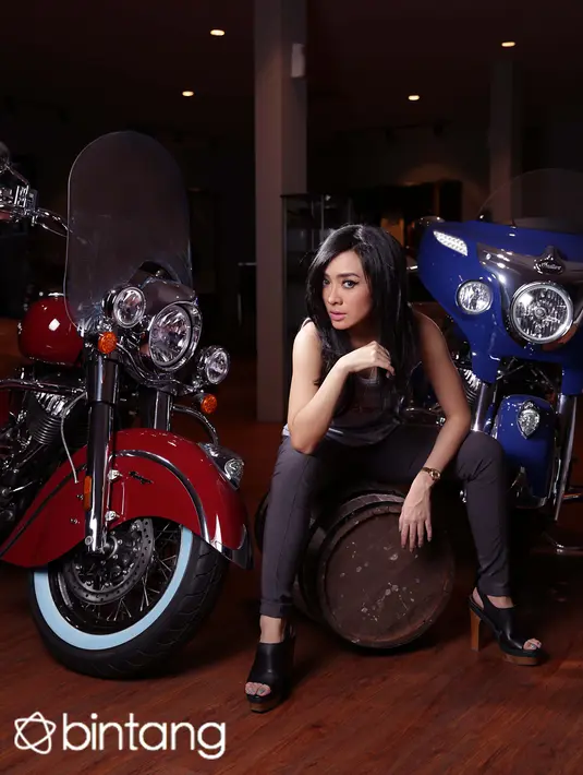 Perempuan kelahiran Jakarta ini masih menekuni aktifitasnya sebagai penyanyi. Namun Dea mengeluhkan maraknya pembajakan yang membuat sulit penjualan album, baik dalam bentuk CD maupun VCD.  (Galih W. Satria/Bintang.com)