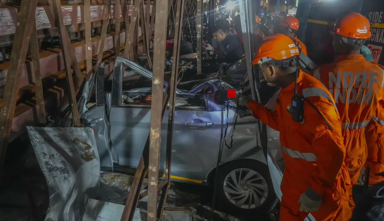 Polisi sedang menyelidiki insiden tersebut dan mengatakan papan iklan tersebut dipasang secara ilegal, kata para pejabat kepada kantor berita Press Trust of India. (AP Photo/Rafiq Maqbool)