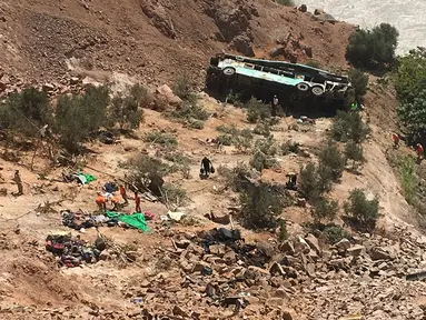 Kondisi sebuah bus yang terjatuh ke dasar jurang sedalam 100 meter di provinsi Arequipa, Peru selatan, Rabu (21/2). Setidaknya 35 penumpang tewas dan 20 lainnya luka-luka akibat insiden tersebut. (STRINGER / AFP Photo)