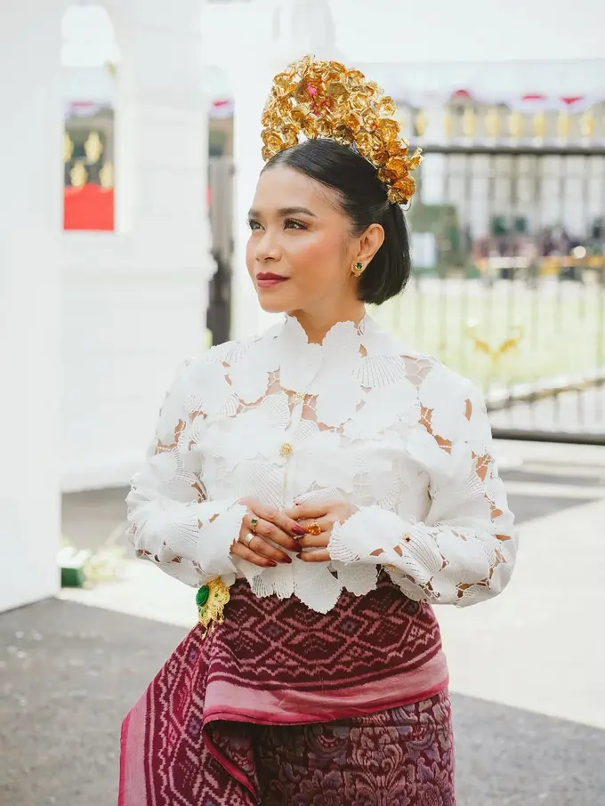 Gaya Ruth Sahanaya di Penurunan Bendera Merah Putih, Kebaya Modifikasi yang Anggun Berpadu Wastra Indonesia