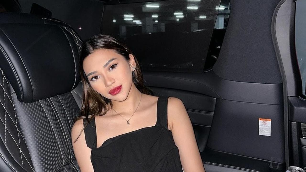Shakilla Astari memancarkan keanggunan dalam kombinasi baju hitam dan rok putih, sementara makeup bold menambah kesan glamor pada penampilannya.<br>