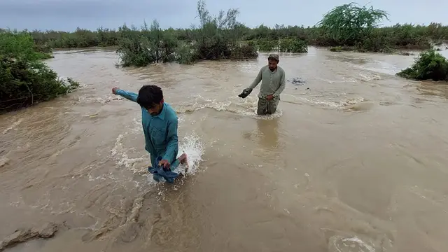 Evakuasi Korban Banjir di Pakistan