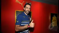 Legenda hidup Arsenal Robert Pires berniat memecahkan rekor Musem Rekor Indonesia, Kota Kasablangka, Jakarta, Jumat (23/1/2015). (Liputan6.com/Miftahul Hayat)