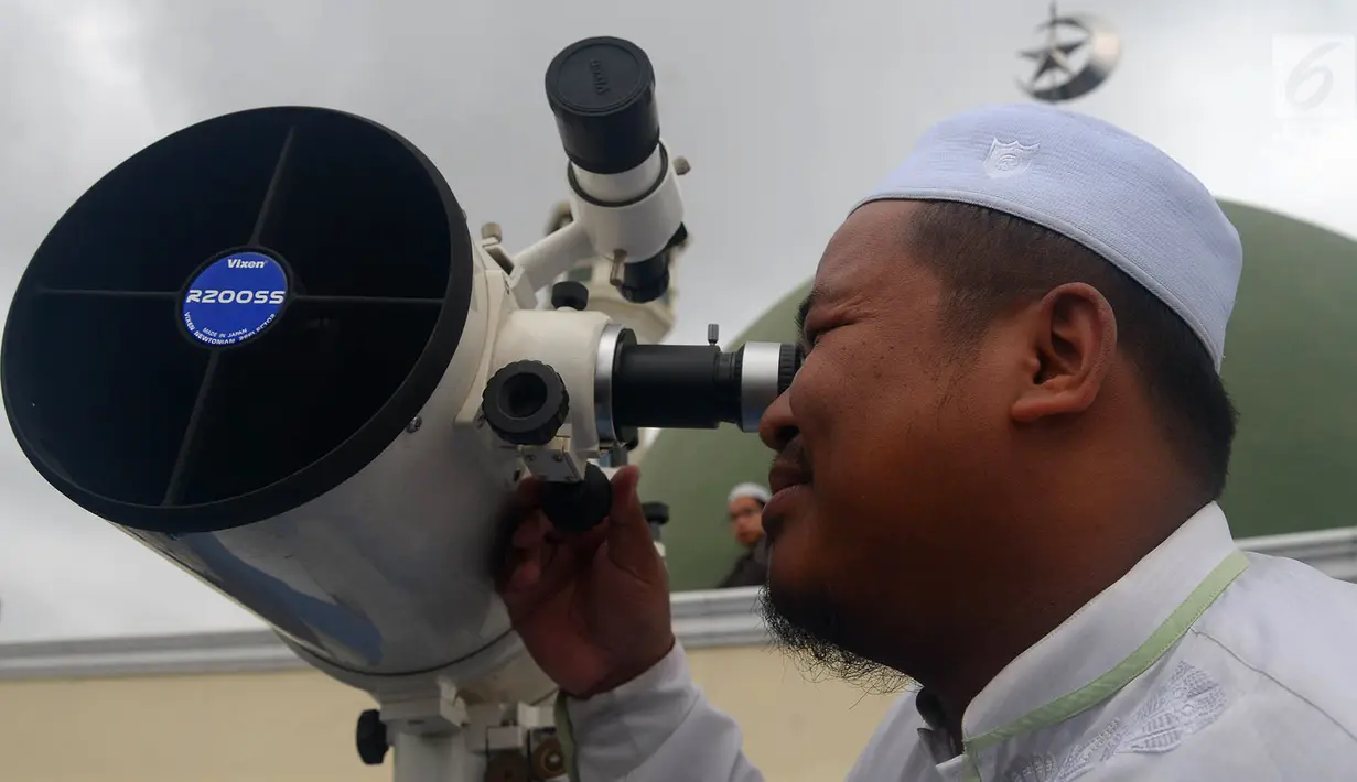 Petugas meneropong posisi hilal (bulan) dari Pondok Pesanteren Al-Hidayah Jakarta, Selasa (15/5). (Merdeka.com/Imam Buhori)
