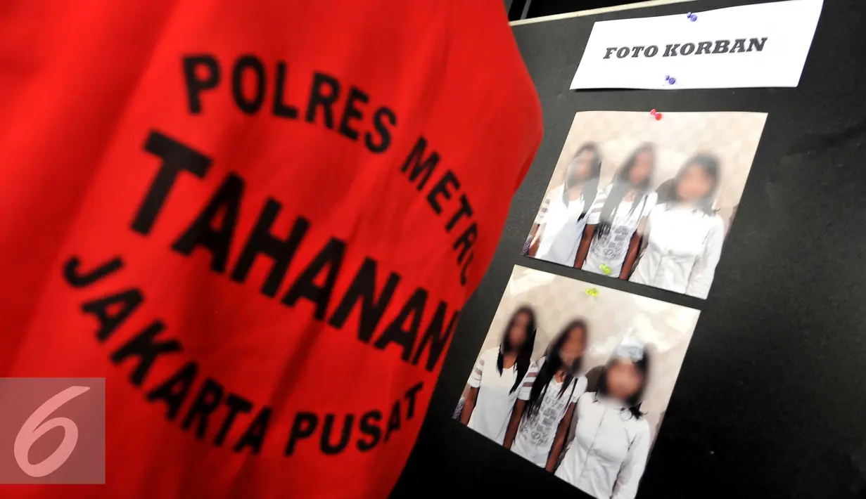 Terlihat foto korban saat rilis di Polres Jakarta Pusat, Selasa (17/11). Polres Jakpus berhasil menangkap 2 pelaku perdagangan manusia (human traficking) dengan iming-iming bekerja sebagai PRT. (Liputan6.com/Gempur M Surya)