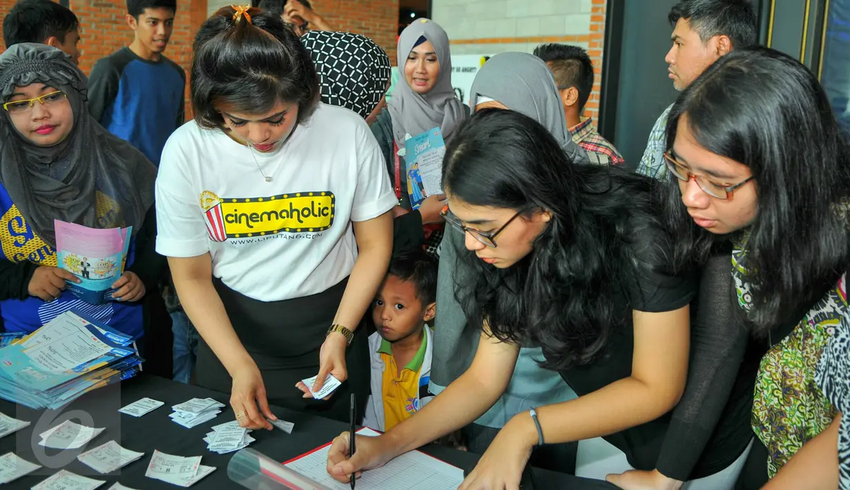 Sejumlah peserta saat mengisi formulir tiket nonton bareng Cinemaholic di Blitz Megaplek, Jakarta, Sabtu (21/5/2016). Cinemaholic dan Primagama gelar nonton bareng film X-Men Apocalypse. (Liputan6.com/Yoppy Renato)