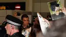 Penyerang Real Madrid Cristiano Ronaldo disambut meriah oleh para fans saat tiba di Bandara Manchester, Inggris, (25/4). Real Madrid akan menjalani semifinal leg pertama liga Champion melawan Manchester City. (Reuters / Phil Noble)