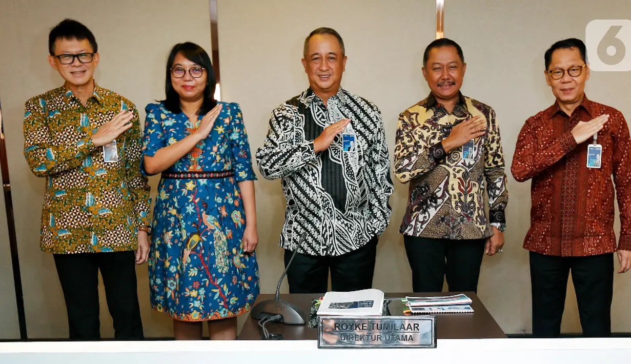 <p>Direktur IT dan Operasi BNI Y.B. Hariantono, Direktur Keuangan BNI Novita Widya Anggraini, Direktur Utama BNI Royke Tumilaar, Direktur Bisnis UMKM BNI, Muhammad Iqbal, dan Direktur Manajemen Risiko BNI David Pirzada foto bersama usai Public Expose Kuartal I 2022 BNI, di Jakarta (26/4/2022). Percetakan laba bersih pada kuartal pertama BNI tahun ini mencapai Rp3,96 triliun, tumbuh 63,2% secara tahunan atau year-on-year (yoy). (Liputan6.com/HO/BNI)</p>