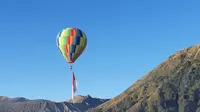 Wahana balon udara untuk menikmati Gunung Bromo dari ketinggian. (dok. instagram.com/rehatbromo/https://www.instagram.com/p/B1P2Su9g-Jg/Novi Thedora)