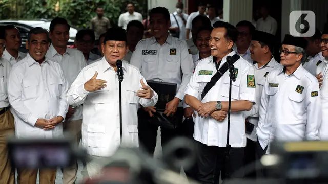 Ketua Umum PBB Yusril Ihza Mahendra memimpin rombongan bertandang ke rumah Menhan RI, Prabowo Subianto (Liputan6.com/Johan Tallo)