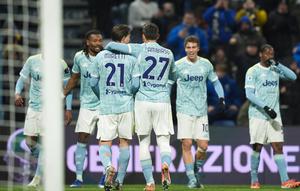 Pemain Juventus, Fabio Miretti (tengah kiri) dan Andrea Cambiaso, merayakan gol bunuh diri pemain Sassuolo, Tarik Muharemovic, dalam pertandingan Serie A di Reggio Emilia, Italia, Rabu (7/1/2026). (Massimo Paolone/LaPresse via AP)