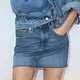 Hadir dalam berbagai potongan dan panjang, rok denim menawarkan banyak pilihan untuk bereksperimen dengan gaya sehari-hari. Yuk, intip inspirasi padu padannya! (Foto/Dok: MANGO)