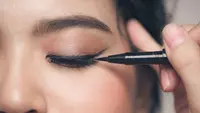 Ilustrasi penggunaan eyeliner/copyright shutterstock