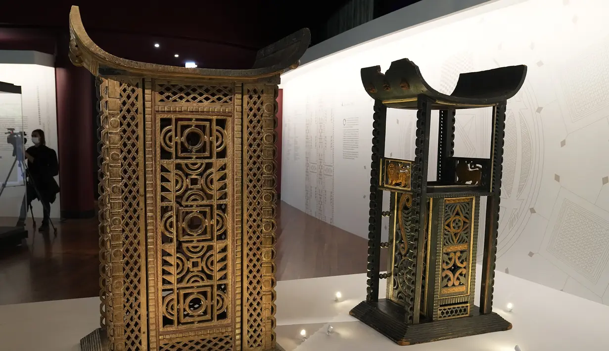 Tahta Raja Ghezo abad ke-19, kiri, dan Tahta Raja Glele, dari Benin, di museum Quai Branly–Jacques Chirac, Paris (25/10/2021). Patung kayu antropomorfik, singgasana kerajaan, dan altar suci dicuri oleh tentara Prancis pada abad ke-19 dari Afrika Barat. (AP Photo/Michel Euler)