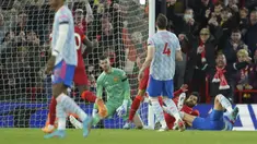 Manchester United terancam terlempar dari posisi 4 besar di klasemen akhir Liga Inggris 2021/2022. Hingga pekan ke-33, MU baru mengemas 54 poin dan berada di posisi ke-6. Tercatat mereka telah 9 kali kalah, di antaranya mengalami 5 kekalahan telak berikut ini. (AP/Jon Super)