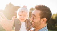 Ilustrasi ayah dengan sang anak/copyright unsplash.com/Isaac Quesada