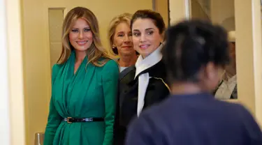  Ibu Negara Amerika Serikat, Melania Trump dan Ratu Yordania Rania tiba di sekolah Excel Academy Public Charter untuk menemui para murid ilmiah, Washington, AS (5/4). (AP Photo / Pablo Martinez Monsivais)
