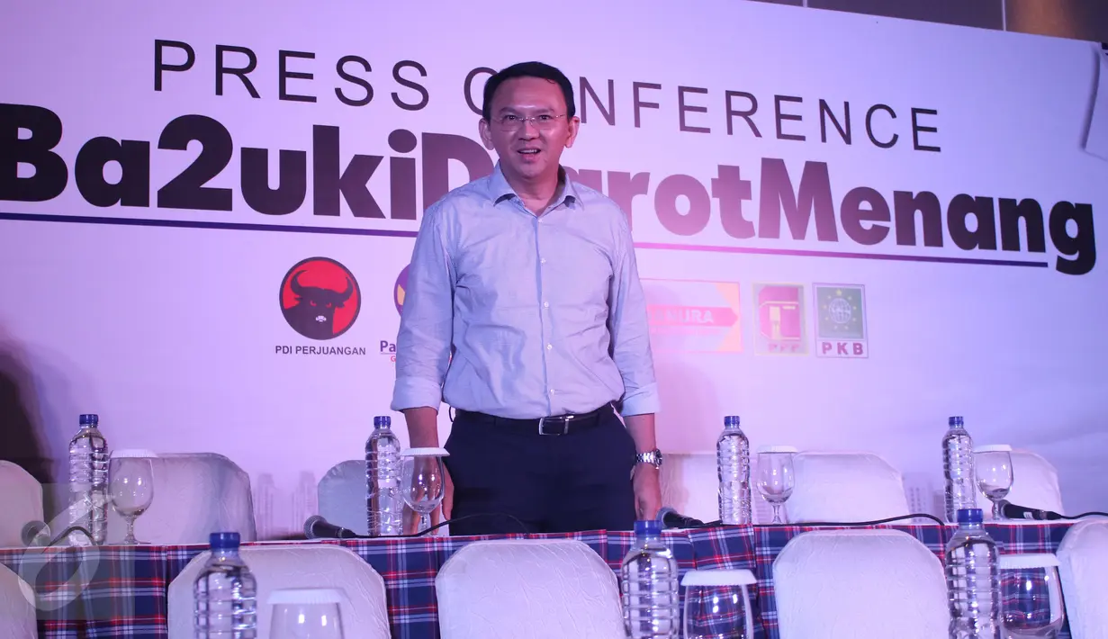 Basuki Tjahaja Purnama (Ahok) bersiap jelang konferensi pers terkait hasil hitung cepat Pilkada DKI 2017 di Jakarta, Rabu (14/4). Ahok memberikan ucapan selamat kepada Anies-Sandi yang menang versi hasil hitung cepat. (Liputan6.com/Angga Yuniar)