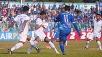 Bek Persib B,Fafa Muhmamad Zuhud (kostum putih kanan) mencoba menghentikan umpan pemain PSCS, Imam Bagus Kurnia dalam laga di Stadion Wijayakusuma, Cilacap, Minggu (23/6/2019).