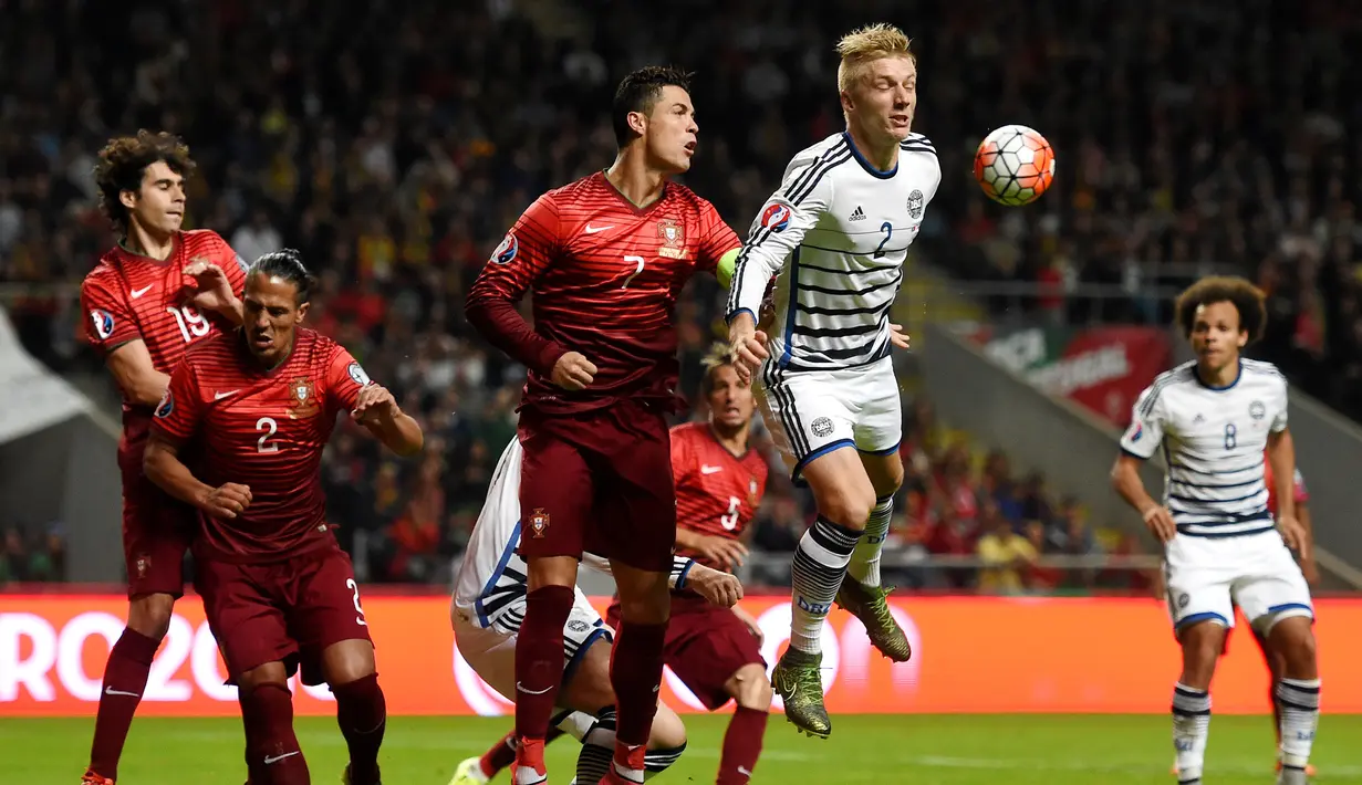 Pemain Denmark Daniel Wass (kanan) berebut bola dengan para pemain Portugal pada laga Kualifikasi Piala Eropa 2016 Grup I di Municipal stadium, Braga, Kamis (8/10/2015). Portugal menang atas Denmark1-0. (AFP Photo/Francisco Leong)