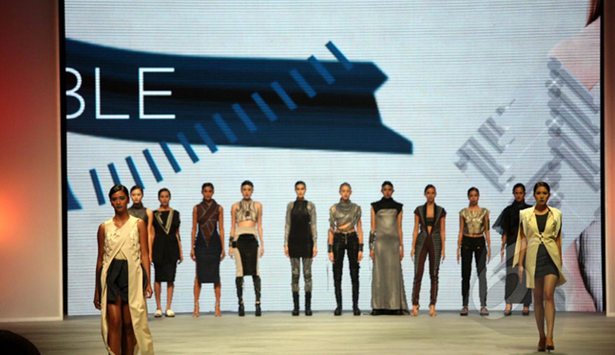 Model memperagakan busana dalam pembukaan Indonesia Fashion Week (IFW) 2015 di JCC, Jakarta, Kamis (26/2). IFW 2015 menghadirkan 747 brand lokal, 230 desainer, 2.552 fashion outfit dan 32 pagelaran busana. (Liputan6.com/Panji Diksana)