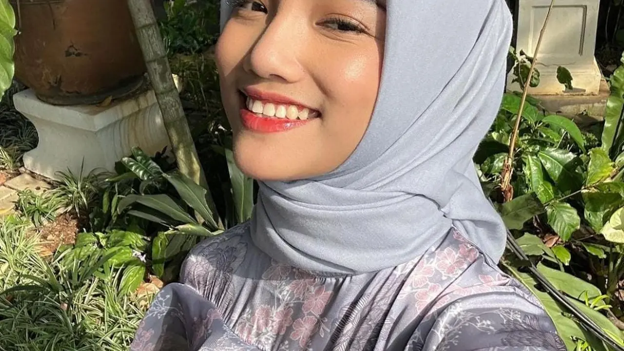 Fuji tampil menggunakan hijab