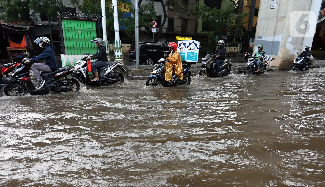 Diperkirakan, banjir sedikit lebih dalam di sisi kiri jalan. (Liputan6.com/Johan Tallo)