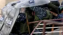 Insiden itu terjadi di Lanus, bagian Selatan Ibu Kota Buenos Aires, tempat warga yang marah berkumpul untuk melakukan protes kejadian itu. (AP Photo/Natacha Pisarenko)