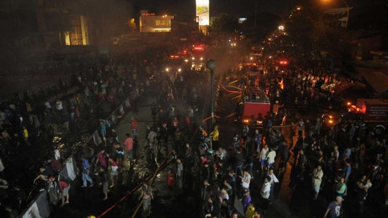 Pasar Gembrong terbakar, ribuan warga padati Jalan Basuki Rahmat