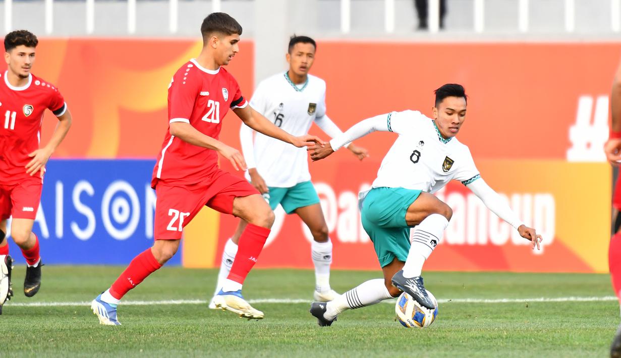 <p>Pemain Timnas Indonesia U-20, Arkhan Fikri (kanan) berebut bola dengan pemain Suriah U-20, Mustafa Abdullatif pada laga matchday kedua Grup A Piala Asia U-20 2023 di Lokomotiv Stadium, Tashkent, Uzbekistan, Sabtu (4/3/2023). (AFC/Adam Aidil)</p>