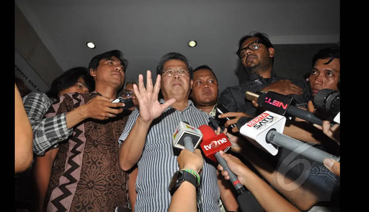 Koalisi Masyarakat Sipil Antikorupsi, Todung Mulya Lubis (tengah) Kordinator Kontras, Haris Azhar (kanan) memberikan keterangan kepada awak media saat mendatangi Bareskrim Mabes Polri di Jakarta, Jumat (23/1/2015). (Liputan6.com/Miftahul Hayat)