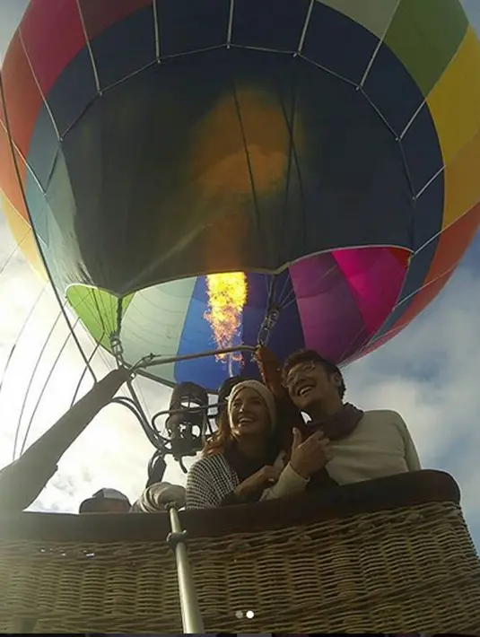 Tapi demi sang istri, Dimas mengesampingkan rasa takut ketinggian untuk menemani istri tercintanya naik balon udara. (instagram/dims_dine)