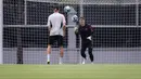 Kiper Timnas Jerman U-17, Max Schmitt berlatih bersama pelatih kiper menjelang laga final Piala Dunia U-17 2023 di Lapangan Kota Barat, Solo, Kamis (30/11/2023). (Bola.com/Bagaskara Lazuardi)