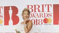 Rita Ora menghadiri ajang BRIT Awards 2018. (Tolga AKMEN / AFP)