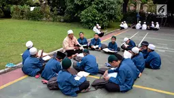Siswa menghafal Alquran saat mengikuti Pesantren Ramadhan di Masjid Sunda Kelapa, Jakarta, Jumat (9/6). Cap Kaki Tiga memperingati HUT ke-80 tahun  dengan membagikan takjil kepada 10.000 anak Yatim dan Dhuafa. (Liputan6.com/Johan Tallo)