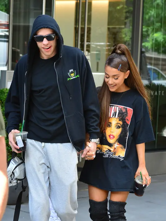 Bahkan Ariana Grande pun membuat tato untuk mengenang tewasnya ayah Pete Davidson. (SplashNews/HollywoodLife)