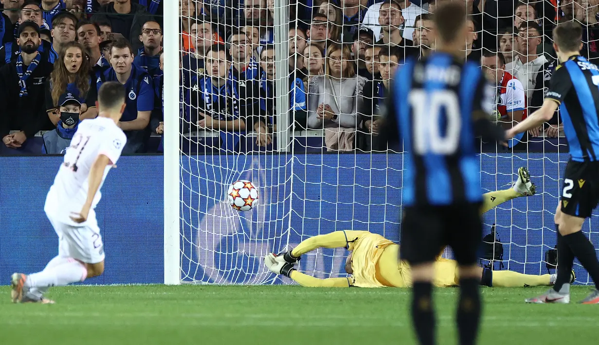 Pada menit ke-15 PSG berhasil menembus pertahanan Brugge dan mencetak gol melalui Ander Herrera. Ia berhasil menuntaskan umpan Kylian Mbappe yang sebelumnya berhasil melewati bek kanan Clinton Mata. PSG 1, Brugge 0. (Foto: AFP/Kenzo Tribouillard)