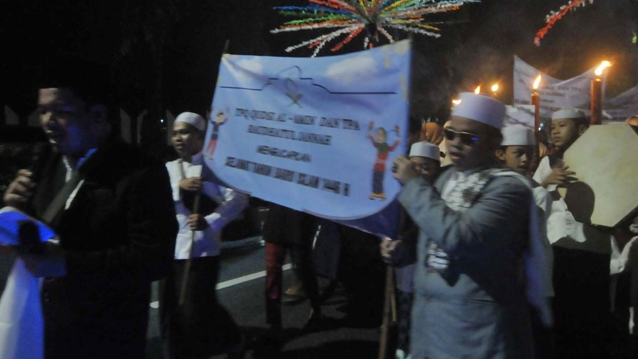 Warga melakukan pawai obor dalam rangka menyambut Tahun Baru Islam 1 Muharram 1446 H di Jakarta, Sabtu (6/7/2024).&nbsp;Tahun Baru Islam, atau yang sering disebut juga 1 Muharam, dirayakan dengan berbagai cara oleh masyarakat di berbagai daerah, salah sat
