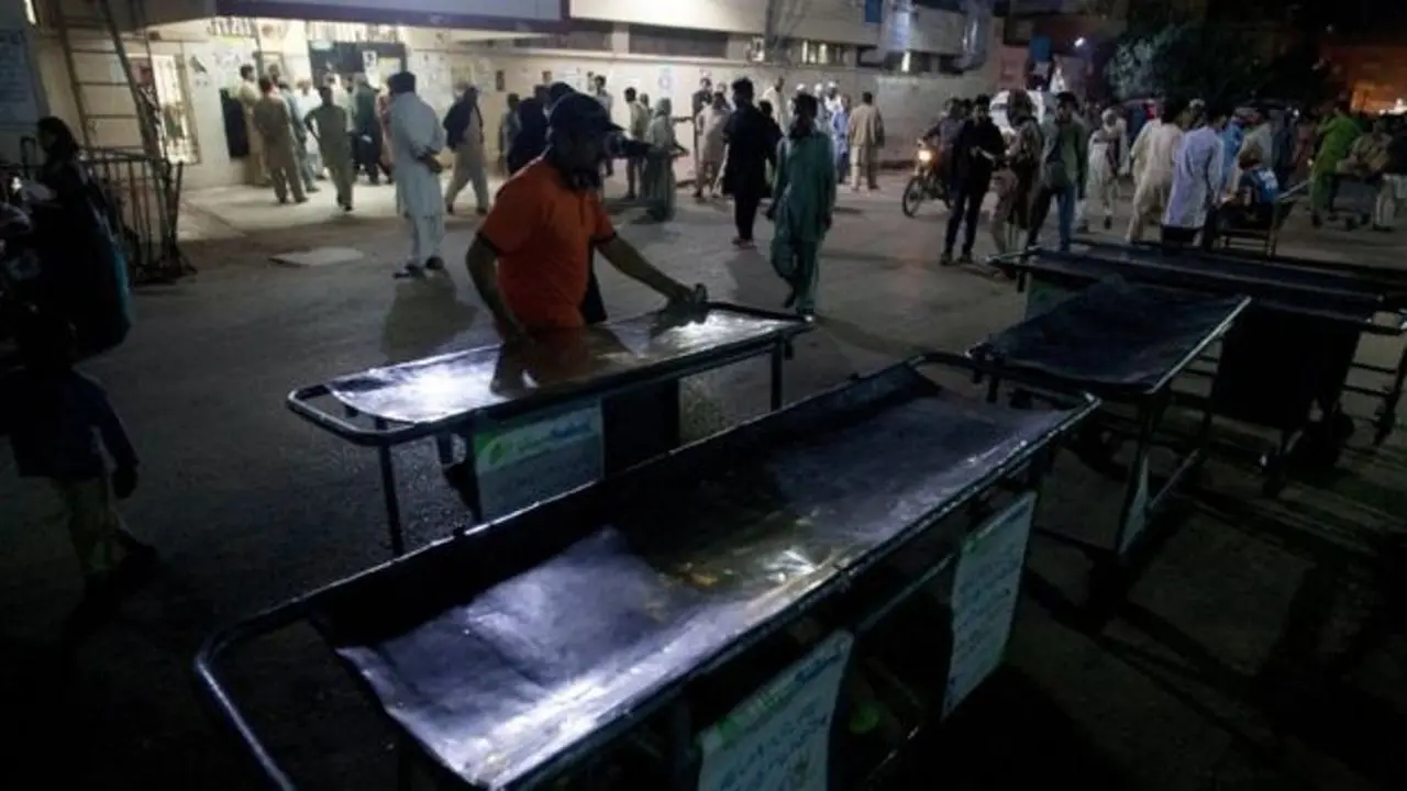 Korban dari ledakan di kuil populer Pakistan dibawa ke rumah sakit setempat. (AP)