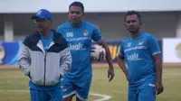 Pelatih PSIM, Aji Santoso (kiri) mengawasi anak buahnya berlatih di Stadion Mandala Krida, Yogyakarta, Sabtu (7/9/2019). (Bola.com/Vincentius Atmaja)