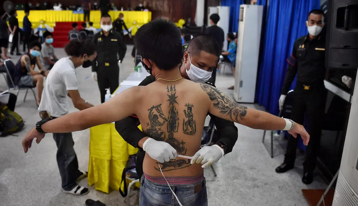 Seorang pria muda menjalani pemeriksaan fisik selama wajib militer tahunan di Bangkok (23/7/2020). (AFP Photo/Lillian Suwanrumpha)
