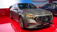 Mercedes-Benz E200 Exclusive Line meluncur di GIIAS 2024. (Liputan6.com/Khizbulloh Huda)