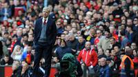 Manajer Arsenal Arsene Wenger melihat pemainnya bertanding melawan Manchester United saat pertandingan Liga Inggris di stadion Old Trafford di Manchester (29/4). (AP Photo / Rui Vieira)