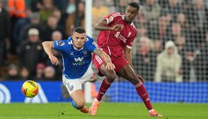 Granit Xhaka (kiri) dari Sunderland dan Alexander Isak dari Liverpool berebut bola dalam pertandingan Liga Inggris antara Liverpool dan Sunderland di Liverpool, Rabu, 3 Desember 2025. (AP Photo/Jon Super)