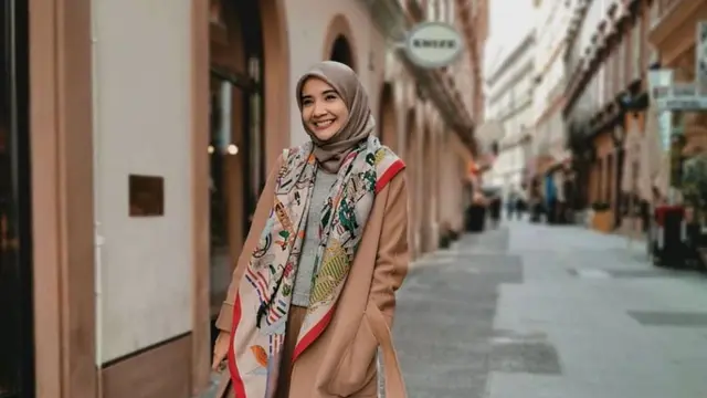 Inspirasi fesyen Zaskia Sungkar dengan menambahkan scarft