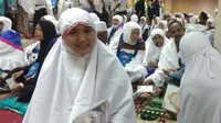 dr Kulsum binti Syariffudin menerima dana Wakaf Baitul Asyi dan kini sudah miliki 17 anak asuh. (www.kemenag.go.id)