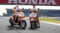 Marq Marquez dan Dani Pedrosa jajal Sirkuit International Buriram, Thaliand dengan mengendarai Honda Scoopy. (motogp.hondaracingcorporation.com)