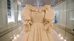 Gaun pengantin Putri Diana, Princess of Wales, terlihat dipajang untuk pameran "Royal Style in the Making" di Istana Kensington di London, Rabu (2/6/2021). Pameran yang dibuka untuk pengunjung pada Kamis, 3 Juni 2021, ini akan berlangsung hingga 2 Januari 2022. (JUSTIN TALLIS / AFP)